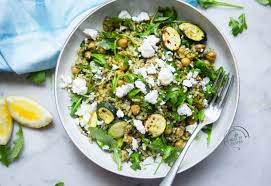 Avevo da tantissimi mesi mezza confezione di riso venere in dispensa e non sapevo come prepararlo. Bowl Con Riso Integrale Ceci Pesto E Feta Casa Di Vita