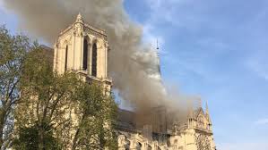 Primul este pilonul din transeptul. SÄgeata Catedralei Notre Dame FilmatÄ Cum Se PrÄbuÈeÈte In FlÄcÄri Stiri Md Stiri Md