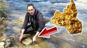 Évalué à 2,6 millions de dollars américains, elle est exposé au grand public au banco central museum de brasilia, avec ses plus petits homologues. Orpaillage A La Recherche De La Plus Grosse Pepite D Or De France Youtube