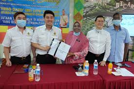 Ahli perniagaan dalam buruan, datuk seri nicky liow soon hee disyaki mempunyai hubungan dengan ketua kumpulan kongsi gelap 14k, wan kouk koi @ broken tooth. Kee Hua Chee Live Dato Sri Nicky Liow Soon Hee The Founder Chairman Of Winner Dynasty Group And Malaysia S Youngest And Most Handsome Philanthropist To Donate Rm 600 000 Cash To His Alma