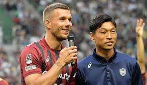 Frisuren sehen sie frisuren fotos der eigenen kunden, also nur haarschnitte die auch im alltag tragbar sind. Lukas Podolski Lasst Zukunft Offen Verbleib Bis Vissel Kobe Oder Karriereende Moglich
