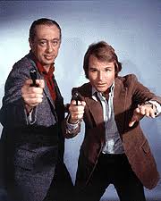 Derrick : la malédiction du costume rayé.