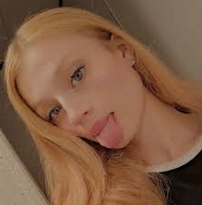 Why does the Snoop Dog skin change back to previous character when adding  back bling?