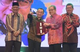 Tan sri johan bin jaaffar adalah bekas pengerusi dewan bahasa dan pustaka (dbp) menggantikan tan sri kamarul ariffin mohamed yassin. Johan Jaaffar Raih Dua Anugerah Di Majlis Hadiah Sastera Perdana Malaysia Berita Uthm