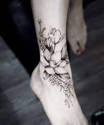 So wie das motiv eines tattoos ist auch die stelle eine wichtige entscheidung, die man bedenken muss. Blumenranke Tatowieren Kleine Tatowierung Mit Lilien Motiv Am Fuss Blumen Tattoo Ideen Blumen Tattoo Blumen Tattoos