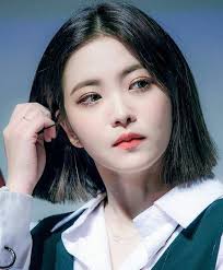 Pin Oleh Timea Turzo Di Queens Beludru Merah Gaya Rambut Pendek Gaya Rambut