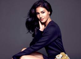 An agoraphobic woman living alone in new york begins spying on her new neighbors only to witness a disturbing act of violence. Amyra Dastur Feels The Pressure For The Trip Season 2 India Tv Hindi News