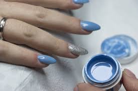 Un altro tipo di gel, meno usato e simile allo smalto semipermanente, è il soak off, più sottile e morbido rispetto a. Come Fare La Ricostruzione Delle Unghie Con Il Gel Beauty