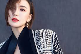 吕佳容“抖胸”大片上线绿色裙摆肩披外套大秀事业线- 明星网