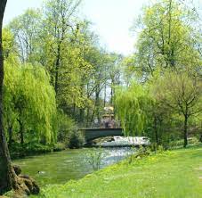 ˈʔɛŋlɪʃɐ ˈɡaʁtn̩, english garden) is a large public park in the centre of munich, bavaria, stretching from the city centre to the northeastern city limits. Englischer Garten Verwaltung Will Eisbach Surfen Verbieten Welt