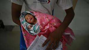 Das wenige zentimeter große kind paddelt gewissermaßen im fruchtwasser herum. Auf Dem Weg Zur Beerdigung Fur Tot Erklartes Baby Bewegt Sich Stern De