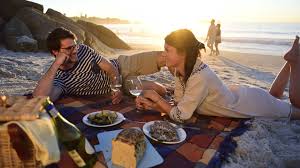 Ein Junges Paar Geniesst Ein Picknick Am Strand Mit Dabei Haben Die Beiden Auch Brot Und Alkohol Aber Im Urlaub Darf Man Auch Mal Sundig Urlaub Strand Fotos