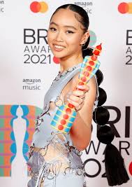 Harry styles' unique and eccentric androgynous ensemble wowed fashion critics and fans alike. Bxwedlmrqoazkm