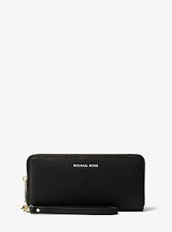 Portefeuille neuf, tres beau modèle, couleur bordeaux , ce porte bien avec toutes sortes de tenues vestimentaires , se range facilement dans un sac. Designer Damen Portemonnaies Geldborsen Michael Kors