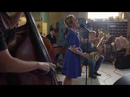 Helen sjöholm gör entré i musikparadiset och hon tar med sig de andra till en plats som påminner om hennes barndom. 3ans Sprvagn Genom Ljuva Livet S Mycket Bttre 2020 Mp3 Download 320kbps