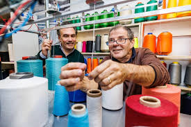 Oude vodden, visnetten en uniformen worden nieuwe sokken: 'Welkom in de  grootste sokkenfabriek van Tilburg'