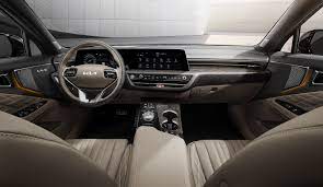 ويُستخدم اسم k8 للمرة الأولى في كيا، كما إنها أول سيارة تعتمد الهوية. First Official Look Inside Kia S New K8 Sedan That We Won T Be Getting In America Carscoops