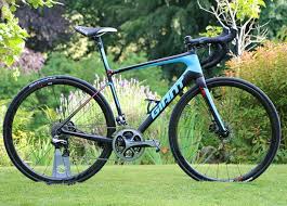 Redesigned Giant Defy Road Bike Is A Racer For The Real World Bicycling Magazine Best Road Bike Giant Defy