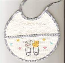 Vendo babetes bordados a ponto cruz, à mão, com desenho e nome a seu gosto, quer para menino quer para menina. Ref 1005 Babete Alfinetes Mini Ponto Cruz Padroes De Pano Babete
