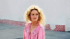 Six ans après divinidylle, la star française revient plus en forme que jamais et dévoile aujourd'hui la pochette de ce cd tant attendu. Exclu Decouvrez Le Nouvel Album De Vanessa Paradis