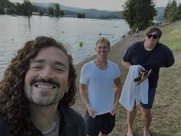 Worked really hard so far this summer, but found a few sweet moments.  🇦🇺🇲🇽🇸🇬☕️🍕🤍