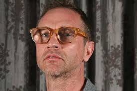 Qué es de la vida del actor de Destino final que se retiró y volvió de una  inesperada forma