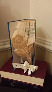 Book Folding Pattern For A Flower Rose Free Tutorial Art Du Pliage De Livres Livres D Artisanat Livres Plies