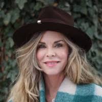 Ellen Bruss's Instagram, Twitter & Facebook