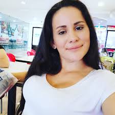 Chuir Hazel Vega Porras grianghraf nua...