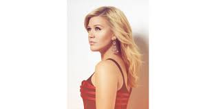 Clarkson performs the song while reminiscing her christmas past. Kelly Clarkson Meldet Sich Mit Neuer Single Heartbeat Song Zuruck