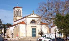 Eglise Notre Dame De L Assomption A Bretignolles Sur Mer En 2020 Eglise Vitrail Bretignolles Sur Mer Eglise