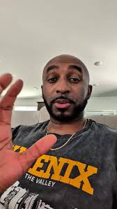 Marcel Hug is about to break the course record by 8 minutes!