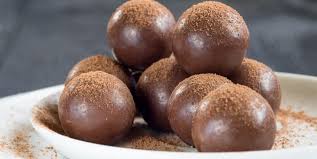 Boules De Noel Enrobees De Chocolat Desserts Ma Fourchette Snack Bites Autoimmune Recipes Snacks