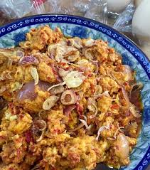 Rebus telur masin, kupas kulitnya dan hancurkan dengan garfu. Sambal Telur Hancur Boleh Jadi Lauk Perencah Nasi Goreng
