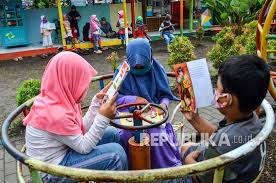 Animasi sederhana bermain di taman youtube. Airin Resmikan Taman Baca Nirwana Di Pisangan Republika Online