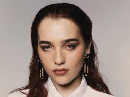 SARA SCHELL: LA JOVEN COMPOSITORA VENEZOLANA QUE IMPACTA EN LA MUSICA  GLOBAL