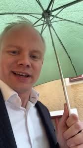 Grattis alla krögare, vi är ett steg närmre ett slopat matkrav!, Regeringen  tillsätter en snabbutredning direkt efter sommaren för att slopa det så  kallade matkravet vid alkoholservering., Utredningen ...