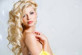 Blonde haare und blaue augen machen schauspielerin reese witherspoon zu einem atemberaubenden typ. Junge Schone Frau Blond Mit Schicken Langen Lockigen Haar Blaue Augen Schone Make Up Und Nagellack Tragt Einen Ring An Den Finger Und Ohren Schone Ohrringe Gelb Armelloses Kleid Isoliert Auf Hellgrauem