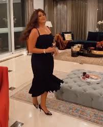 كشفت الفنانة دنيا سمير غانم،آخر تطورات حالة والدتها، الفنانة دلال عبد العزيز الصحية، كما وجهت رسالة شكر للجمهور الذي دعم عائلتها خلال الفترة الأخيرة. ÙŠØ§Ø³Ù…ÙŠÙ† Ø¹Ø¨Ø¯ Ø§Ù„Ø¹Ø²ÙŠØ² ÙÙ‰ ÙƒØ§Ù…Ù„ Ø£Ù†Ø§Ù‚ØªÙ‡Ø§ Ø¨ÙØ³ØªØ§Ù† Ø£Ø³ÙˆØ¯ ÙˆÙ…Ù†Ù‰ Ø²ÙƒÙ‰ ØªØºØ§Ø²Ù„Ù‡Ø§ ÙÙŠØ¯ÙŠÙˆ ÙˆØµÙˆØ± Ø§Ù„ÙŠÙˆÙ… Ø§Ù„Ø³Ø§Ø¨Ø¹