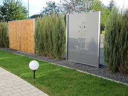 Grundsätzlich geht man beim modernen sichtschutz im garten von einer geraden und ruhigen linienführung aus. 15 Tolle Gartenzaune Homify