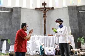 Banyak orang sukses dengan dorongan sakit. Unik Dekorasi Natal Bertema Covid 19 Di Gereja Bongsari Curi Perhatian Ganjar Halaman All Kompas Com