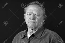 Dramatique Portrait En Noir Et Blanc D Un Homme Age Air Tres Serieux Triste Ou Deprime En Regardant La Camera De Grands Details Du Visage Tourne En Studio Sur Un Fond Noir Banque