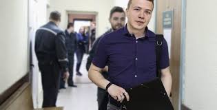 Также протасевич назвал имя человека, который, по его мнению, мог спровоцировать недавнюю посадку рейса ryanair. Kto Takoj Roman Protasevich I Za Chto Vmeste S Nim Zaderzhana Sofiya Sapega