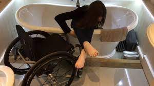 How do paralyzed people use the bathroom / how do paralyzed people use the bathroom : Instructional Video Of A C6 7 Complete Spinal Injury Bath Transfer Youtube