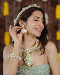 raginidaga bridal glow proves that minimal is magical. A look that  celebrates confidence in your own skin💕 Venue: @jwmarriottjuhu Floral  jewellery: @floralartbysrishti Hair and Makeup Artist: @hmua_soniyamodi  Stylist: @rochelledsa @anishagandhi3 ...