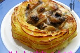 300 gr di funghi, un pezzetto di cipolla, 3 fette di speck, 2 cucchiai di parmigiano, 2 cucchiai di pecorino, 1 cucchiaio di maizena, 2,5. Nidi Di Patate Con Funghi E Scamorza Sciue Sciue