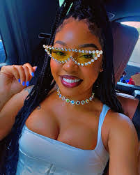 Suzanna Thomas's Instagram, Twitter & Facebook