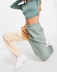 Für viele ist das eine art nostalgische zeitreise in eine unbeschwertere zeit. Missguided Salbeigrune Jogginghose Im 90er Style Mit Farbblock Muster Asos