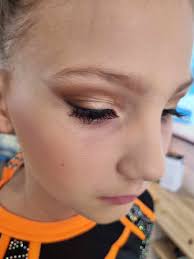 Hi I'm looking for a make up artist with availability