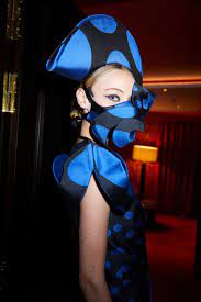 Is het mondkapje te ruim of te klein: Ontwerper Ronald Van Der Kemp Presenteert Jurken En Mondkapjes De Volkskrant